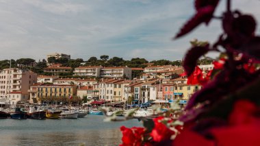 Cassis 'in renkli limanı, Güney Fransa Provence