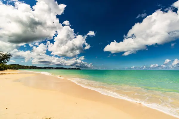 Karibischer Strand Mit Weißem Sand Tiefblauem Himmel Und Türkisfarbenem Wasser lizenzfreie Stockfotos