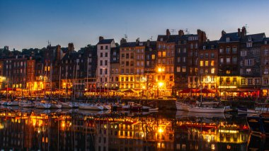 Honfleur, Fransa 'nın Normandiya şehrinde ünlü bir liman köyüdür.