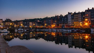 Honfleur, Fransa 'nın Normandiya şehrinde ünlü bir liman köyüdür.