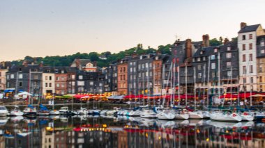 Honfleur, Fransa 'nın Normandiya şehrinde ünlü bir liman köyüdür.