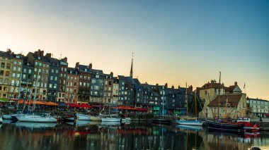 Honfleur, Fransa 'nın Normandiya şehrinde ünlü bir liman köyüdür.