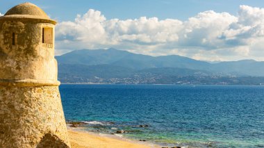 Ajaccio 'daki La Citadelle, Eski taş kale ve Fransa' nın Korsika kentindeki kumlu plaj.