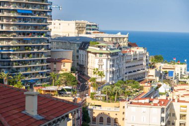 Monte Carlo marinası ve şehir manzarasının panoramik görüntüsü. Monako Prensliği, Fransız Rivierası