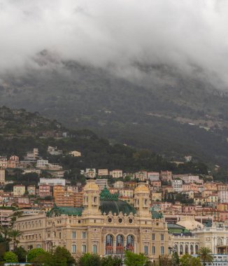 Monte Carlo marinası ve şehir manzarasının panoramik görüntüsü. Monako Prensliği, Fransız Rivierası