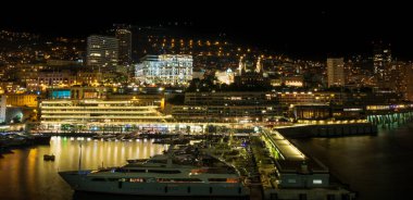 Monte Carlo marinası ve şehir manzarasının panoramik görüntüsü. Monako Prensliği, Fransız Rivierası