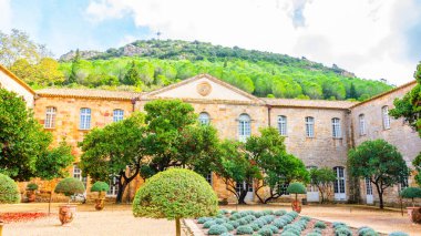 Fontfroide Abbey veya Abbaye de Fontfroide, Fransa 'nın gotik duvar ve kemerlerindeki manastır.