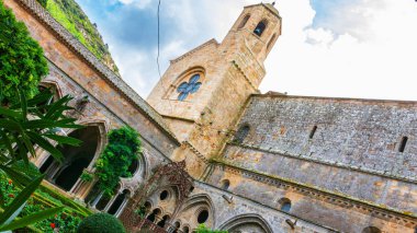 Fontfroide Abbey veya Abbaye de Fontfroide, Fransa 'nın gotik duvar ve kemerlerindeki manastır.