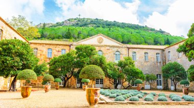 Fontfroide Abbey veya Abbaye de Fontfroide, Fransa 'nın gotik duvar ve kemerlerindeki manastır.