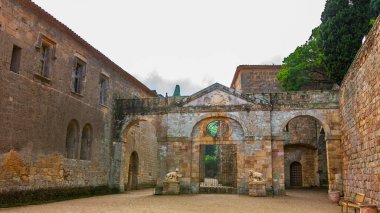Fontfroide Abbey veya Abbaye de Fontfroide, Fransa 'nın gotik duvar ve kemerlerindeki manastır.