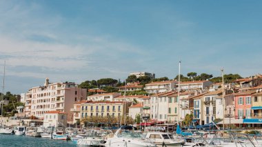 Cassis 'in renkli limanı, Güney Fransa Provence