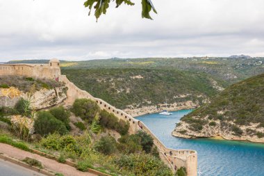 Bonifacio kasabası, Korsika Adası, Fransa 'daki ortaçağ kalesi.