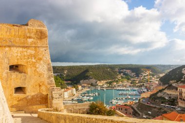 Bonifacio kasabası, Korsika Adası, Fransa 'daki ortaçağ kalesi.