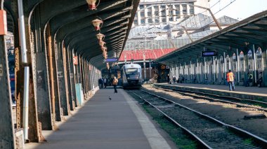 Bükreş Kuzey Tren İstasyonu 'nda Tren (Gara de Nord Bucuresti)