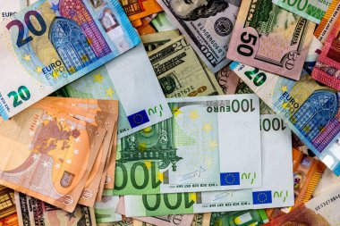 Dünya para birimi banknotlarının karışımı: USD, EURO, CHF, LEI