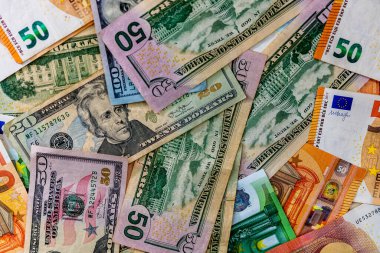 Dünya para birimi banknotlarının karışımı: USD, EURO, CHF, LEI