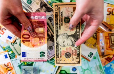 Dünya para birimi banknotlarının karışımı: USD, EURO, CHF, LEI