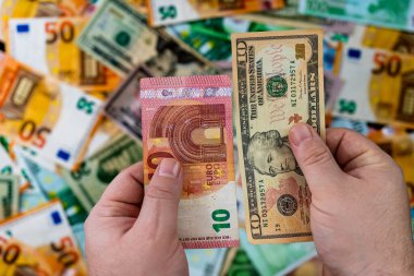Dünya para birimi banknotlarının karışımı: USD, EURO, CHF, LEI