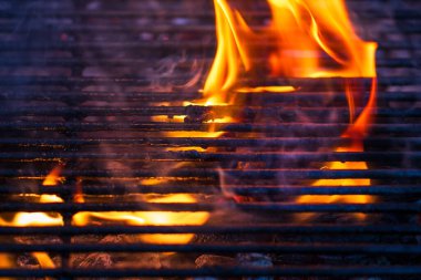 Parlak alevli boş kömür ızgarası.