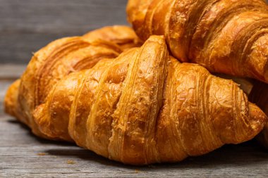 Lezzetli, taze kruvasanlar. Fransız kahvaltı konsepti