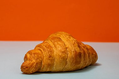 Lezzetli, taze kruvasanlar. Fransız kahvaltı konsepti