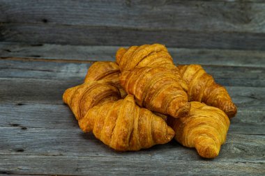 Lezzetli, taze kruvasanlar. Fransız kahvaltı konsepti