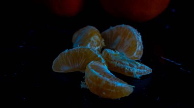 Siyah arkaplanda portakal meyvesi ayrıntıları