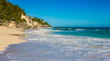 Horseshoe Bay Sahili ve Hamilton, Bermuda 'daki Deep Bay Sahili
