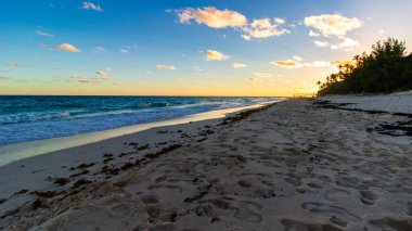 Horseshoe Bay Sahili ve Hamilton, Bermuda 'daki Deep Bay Sahili