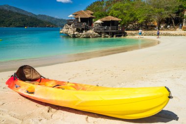 Aktif dinlenme, spor, kano. Kumsalda bir kano