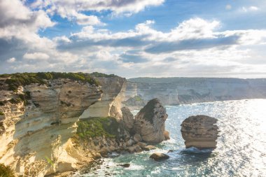 Bonifacio kasabası, Korsika Adası, Fransa 'daki ortaçağ kalesi.