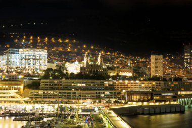 Monte Carlo marinası ve şehir manzarasının panoramik görüntüsü. Monako Prensliği, Fransız Rivierası