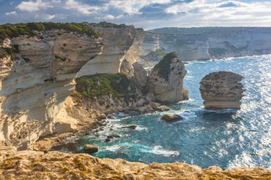Bonifacio kasabası, Korsika Adası, Fransa 'daki ortaçağ kalesi.