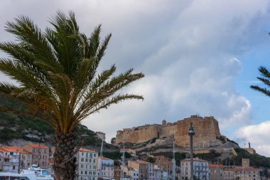Bonifacio kasabası, Korsika Adası, Fransa 'daki ortaçağ kalesi.