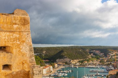 Bonifacio kasabası, Korsika Adası, Fransa 'daki ortaçağ kalesi.