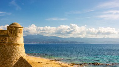 Ajaccio 'daki La Citadelle, Eski taş kale ve Fransa' nın Korsika kentindeki kumlu plaj.