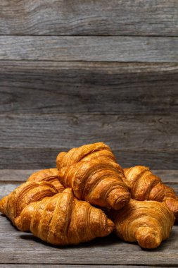 Lezzetli, taze kruvasanlar. Fransız kahvaltı konsepti