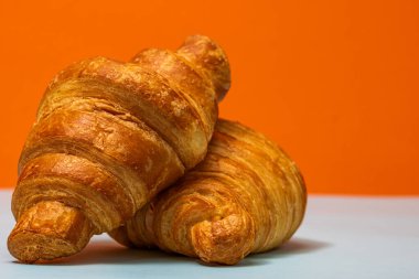 Lezzetli, taze kruvasanlar. Fransız kahvaltı konsepti