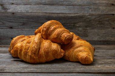 Lezzetli, taze kruvasanlar. Fransız kahvaltı konsepti