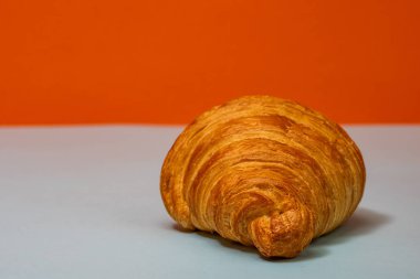 Lezzetli, taze kruvasanlar. Fransız kahvaltı konsepti