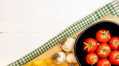 Güzel İtalyan makarnası, domates, soğan ve makarna pişirmek için sarımsak.