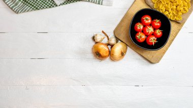 Makarna malzemeleri izole edildi. Çeri domates, makarna, sarımsak ve soğan.