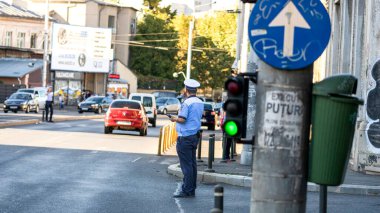 Trafiği polis memuru ve Romanya Trafik Polisi (Politia Rutiera) yönetiyor