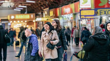 İnsanlar Bükreş Kuzey Tren İstasyonu 'nda (Gara de Nord Bucuresti) tren bekliyor)