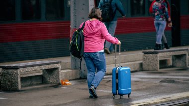 İnsanlar Bükreş Kuzey Tren İstasyonu 'nda (Gara de Nord Bucuresti) tren bekliyor)