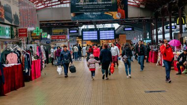 İnsanlar Bükreş Kuzey Tren İstasyonu 'nda (Gara de Nord Bucuresti) tren bekliyor)