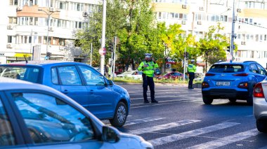 Trafiği polis memuru ve Romanya Trafik Polisi (Politia Rutiera) yönetiyor