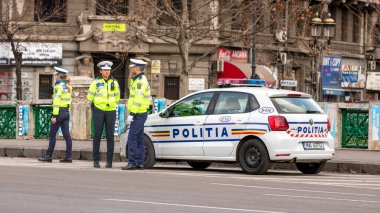 Trafiği polis memuru ve Romanya Trafik Polisi (Politia Rutiera) yönetiyor