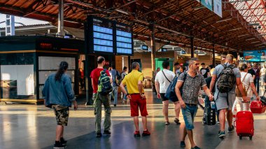 İnsanlar Bükreş Kuzey Tren İstasyonu 'nda (Gara de Nord Bucuresti) tren bekliyor)