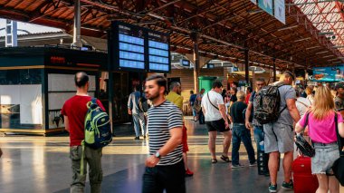 İnsanlar Bükreş Kuzey Tren İstasyonu 'nda (Gara de Nord Bucuresti) tren bekliyor)
